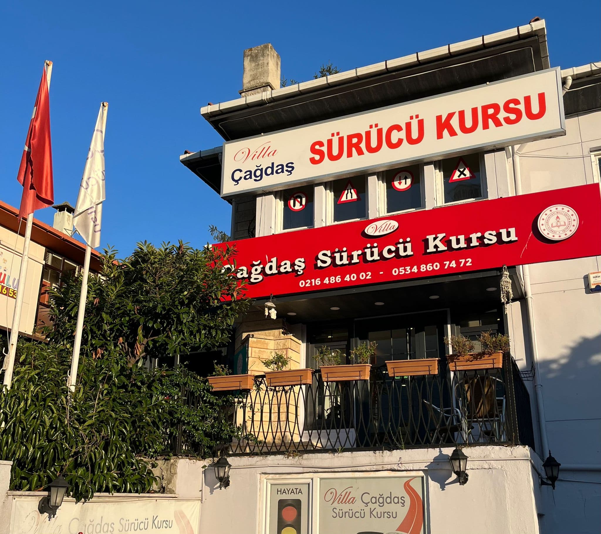 Villa Çağdaş Sürücü Kursu binası ve eğitim araçları — Üsküdar Çengelköy